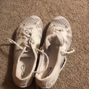 Cheer shoes